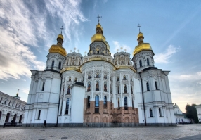 Зображення, що містить хмара, небо, просто неба, будівля

Автоматично згенерований опис